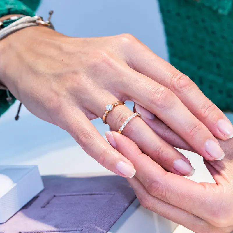 beisteckring-gold-diamanten-hand-dame