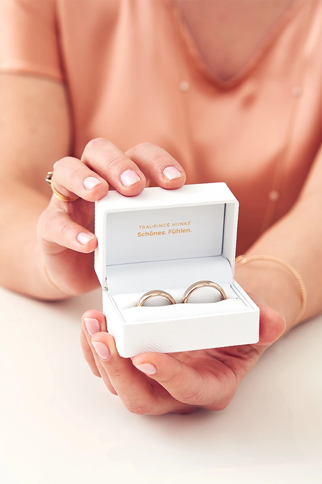 Frau mit Ehering am Finger.