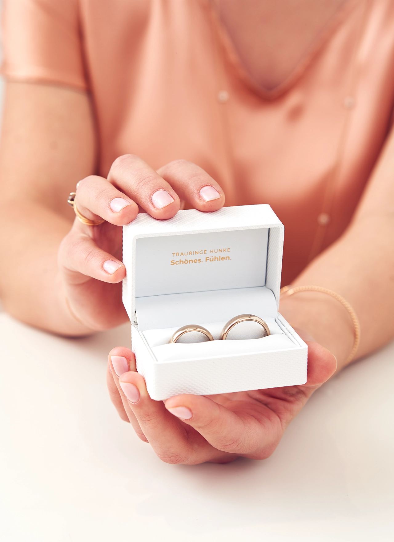 eheringe-schachtel-hunke-verkaeuferin-web
