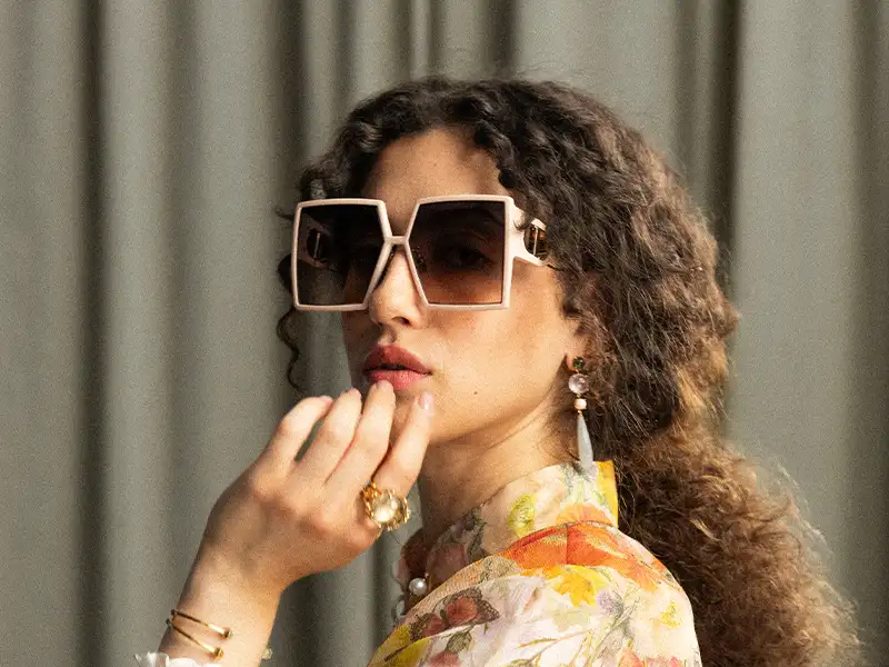 dior-sonnenbrille-locken-frau